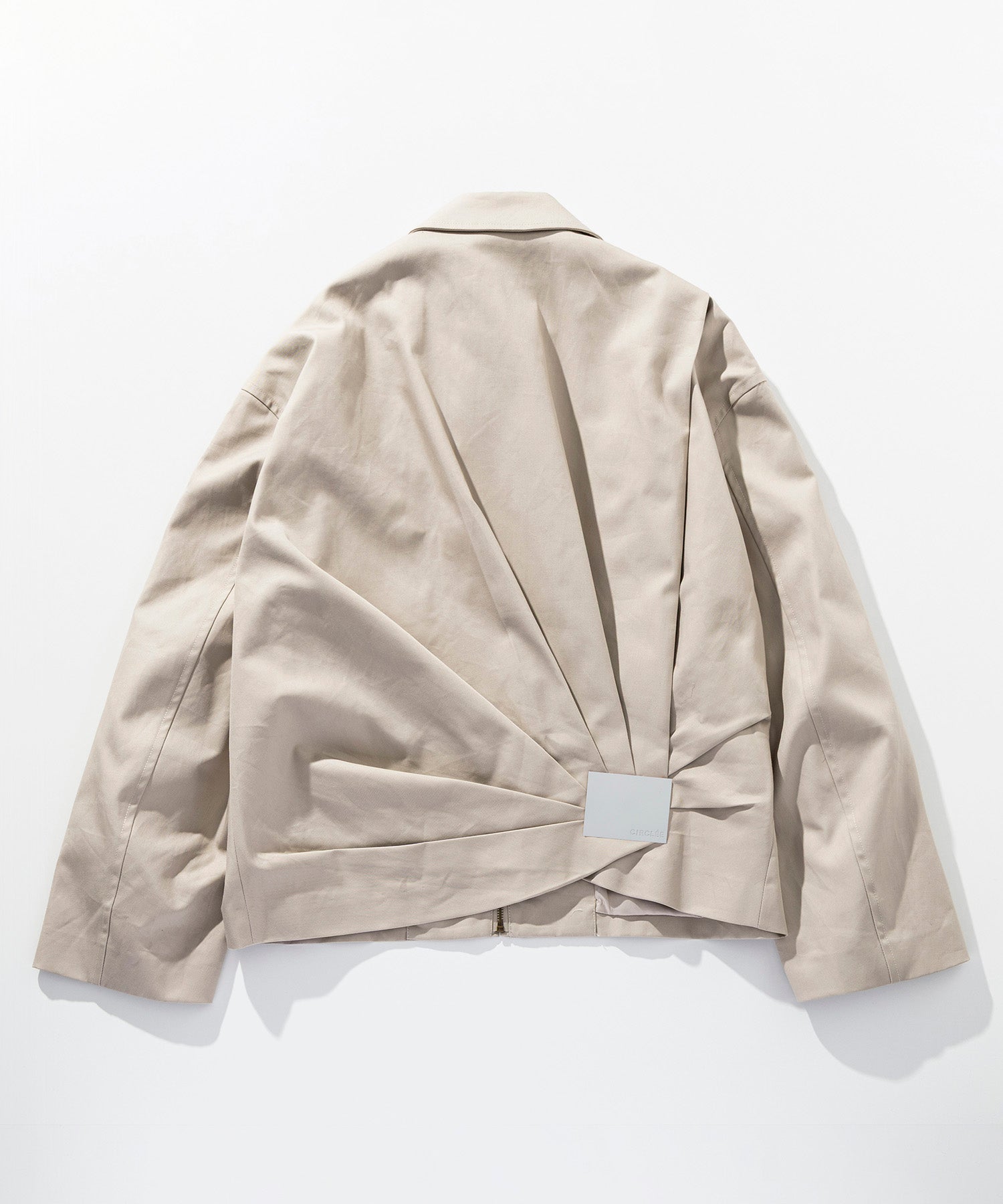 バックプリーツショートジャケット