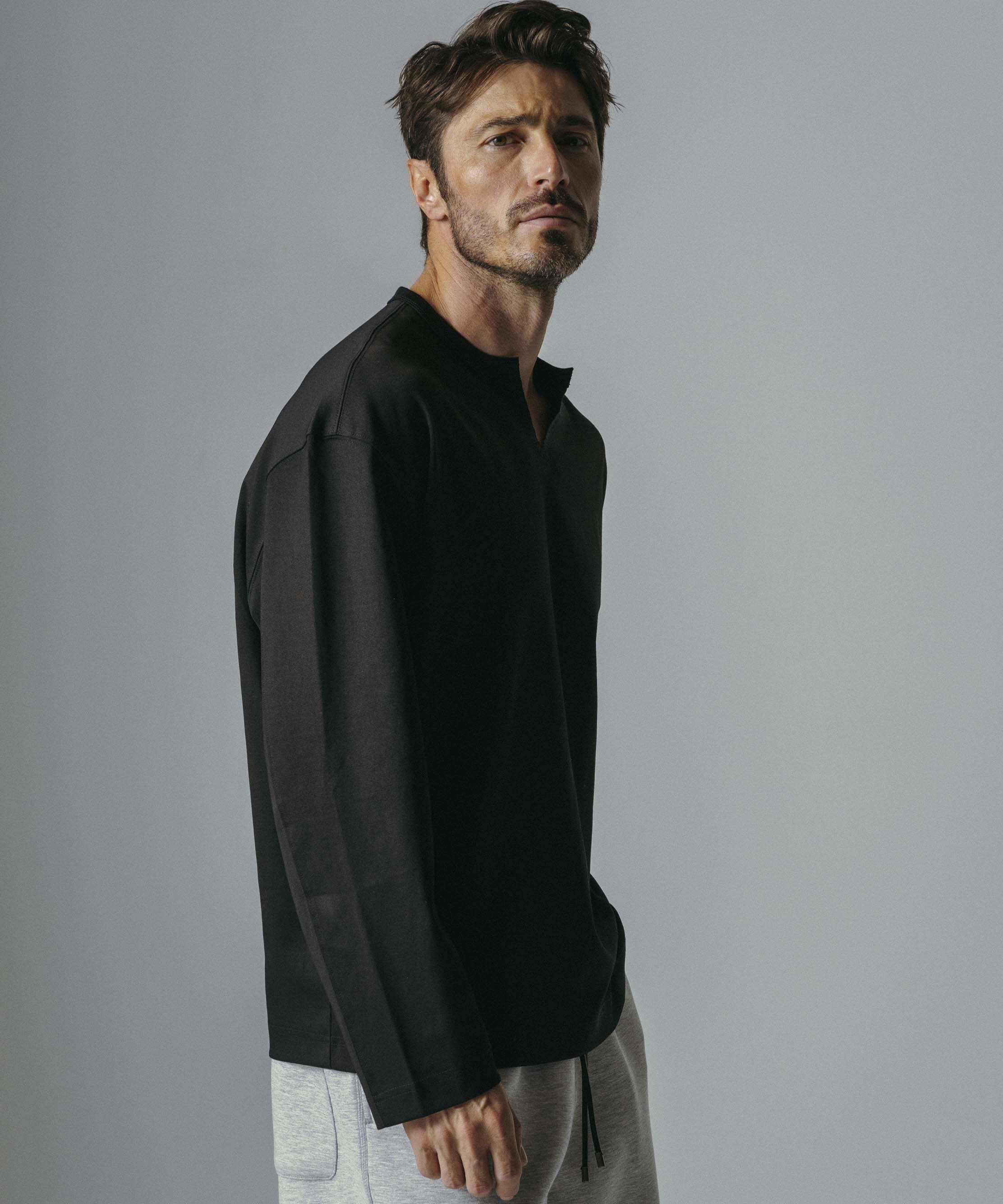 Vスリットネック ロングスリーブTシャツ