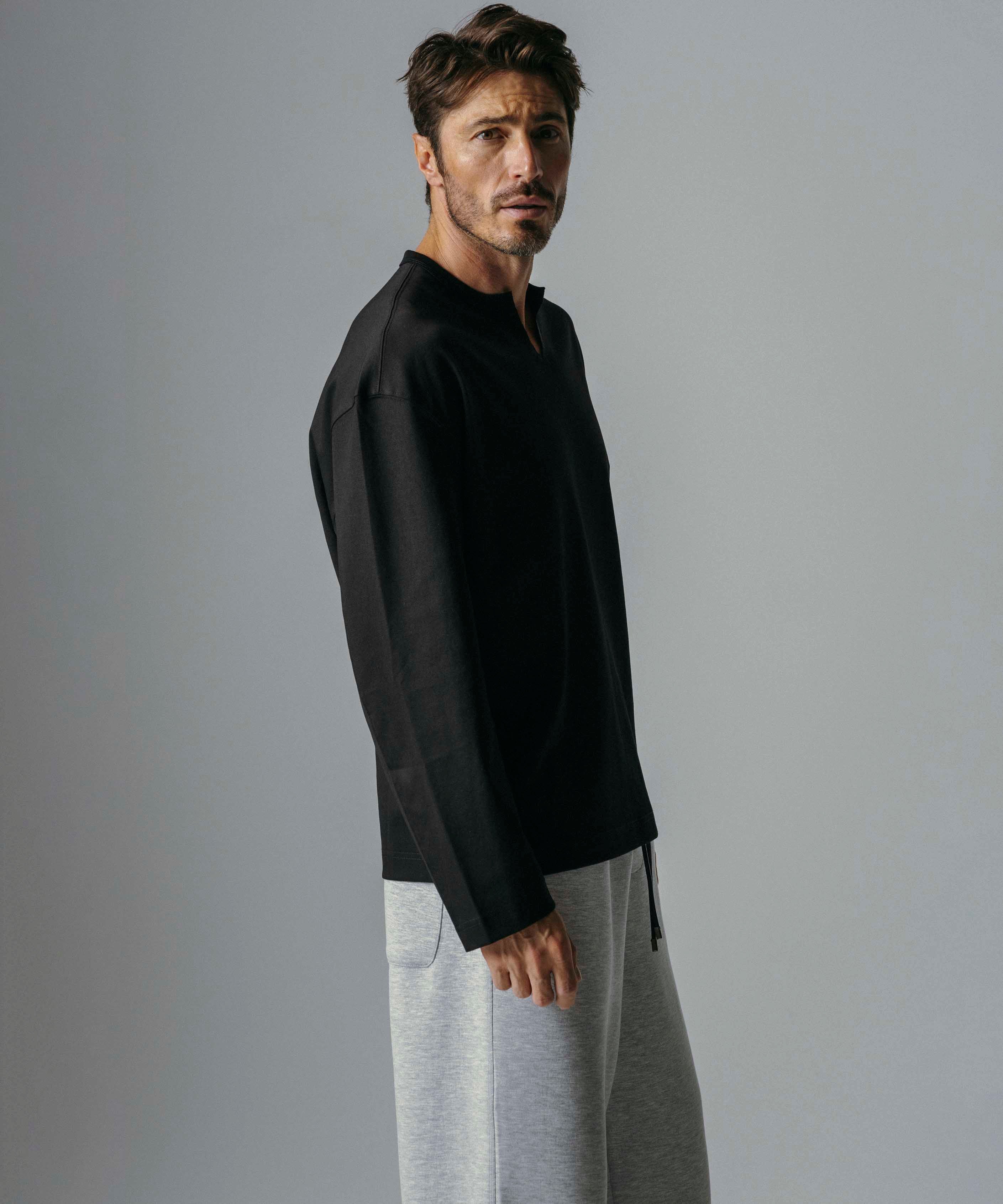Vスリットネック ロングスリーブTシャツ
